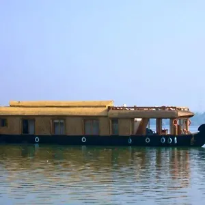 Hotel The Lotus - Houseboat Nileshwar